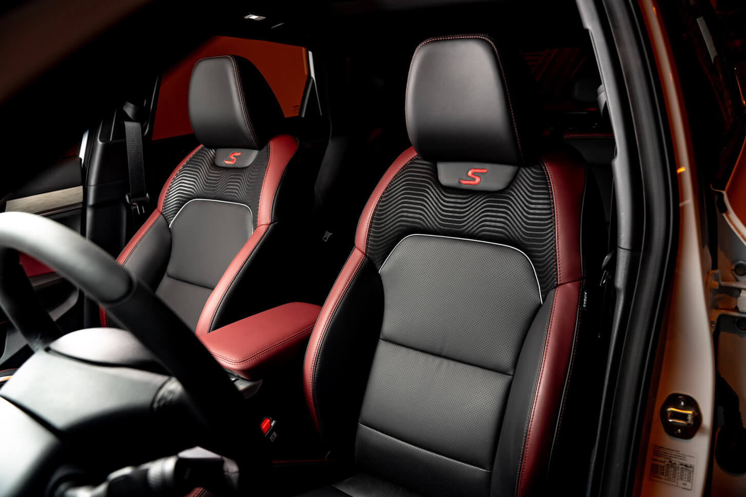 /img/cars/1637050943-interior_geely_Coolray_15.jpeg