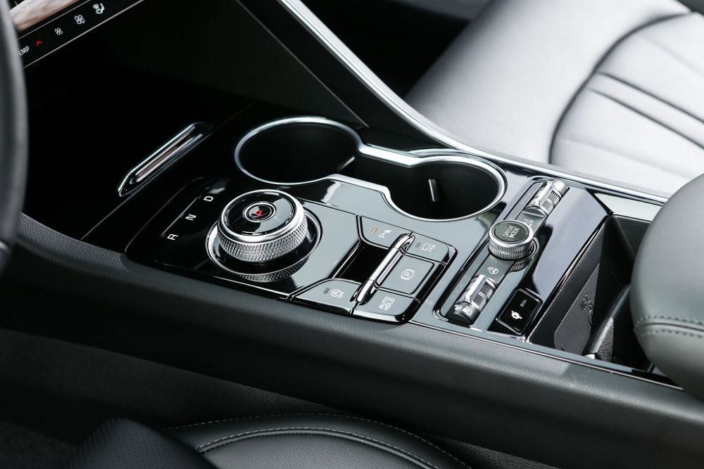 /img/cars/1637051647-interior_kia_K5_6.jpg