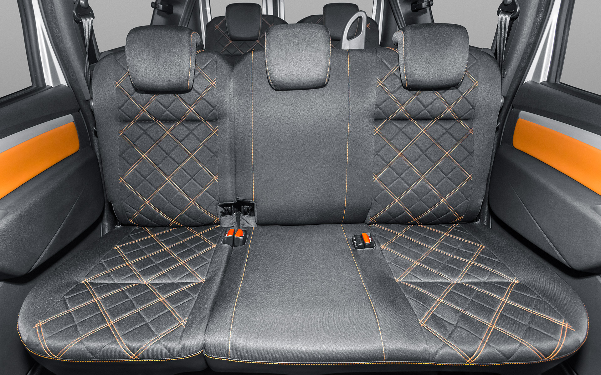 /img/cars/1637052162-interior_lada_Largus_Cross_5.jpg