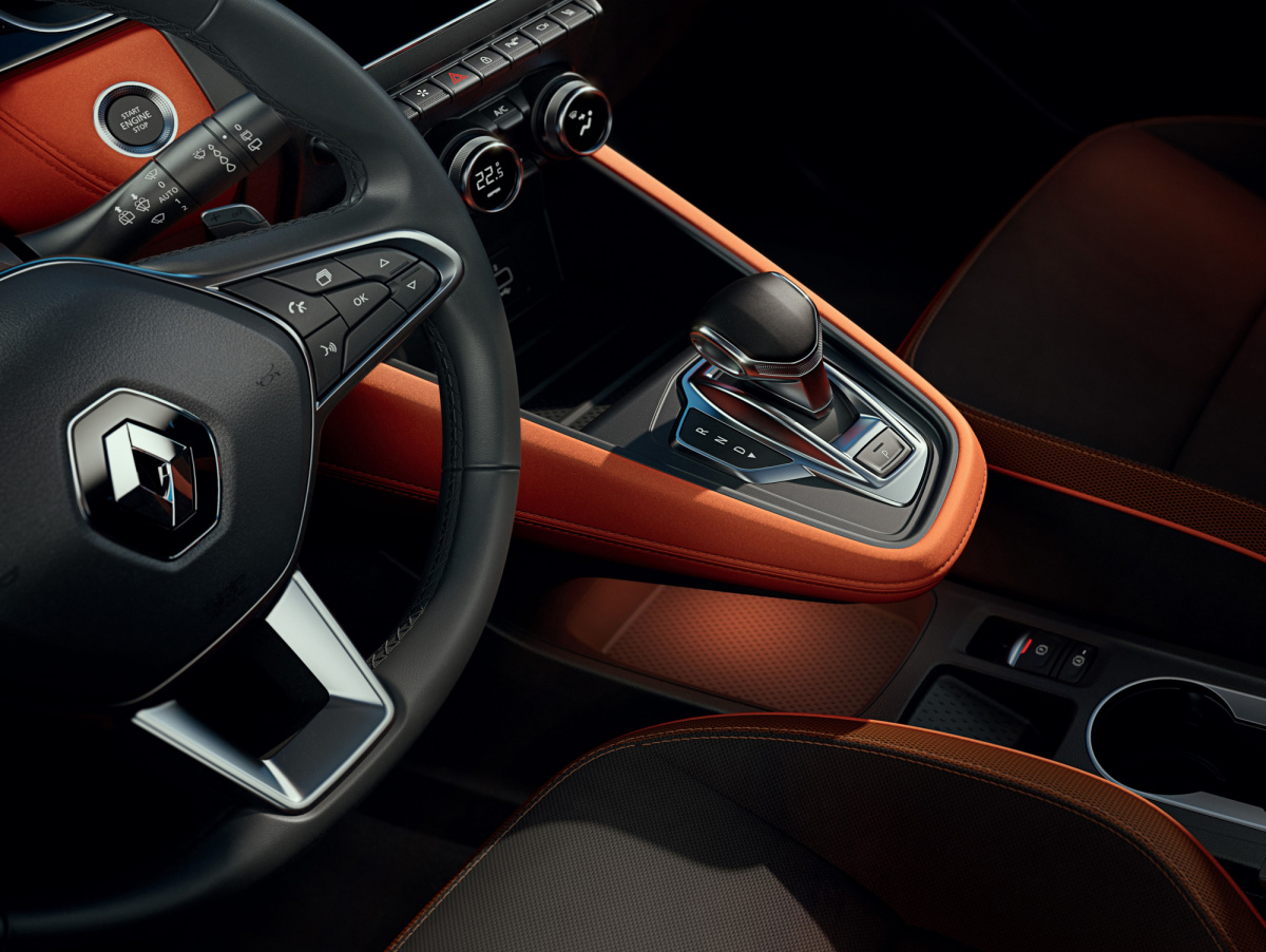 /img/cars/1637052955-interior_renault_Kaptur_New_5.jpg