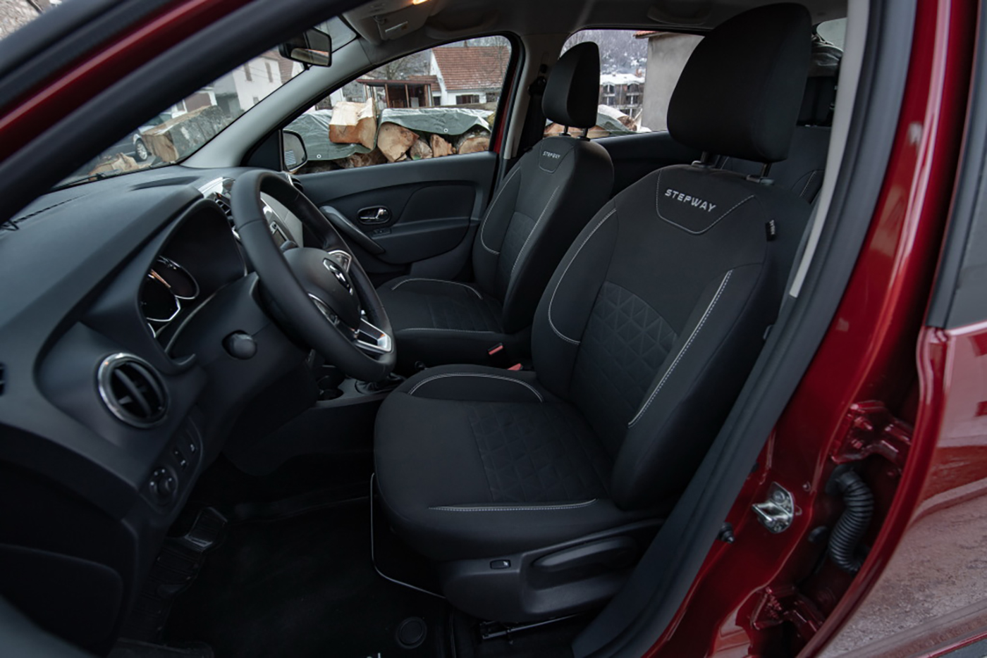 /img/cars/1637052993-interior_renault_Logan_Stepway_1.jpg