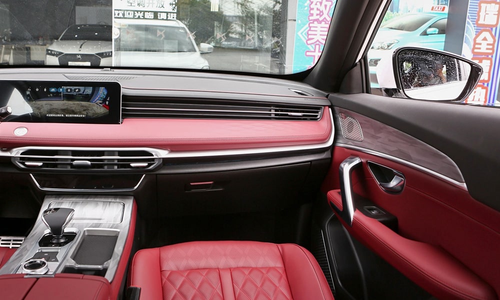 /img/cars/1679921443-x70-plus-1-14.jpg
